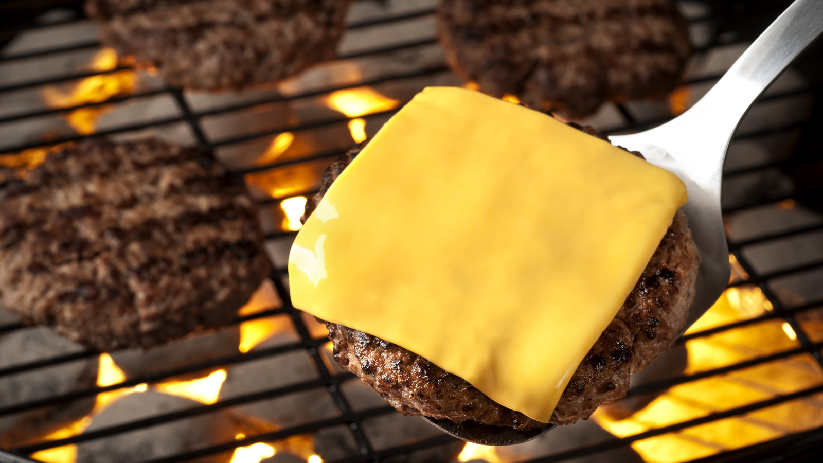 https://www.tastingtable.com/img/gallery/adding-cheese-to-grilled-burgers-all-comes-down-to-perfect-timing/l-intro-1684438191.jpg