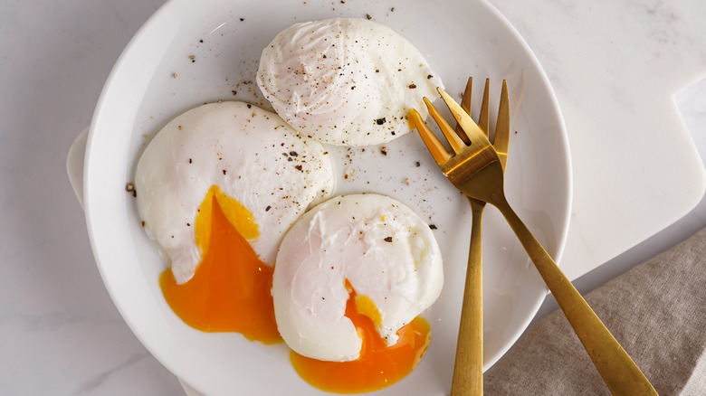 poached eggs plate