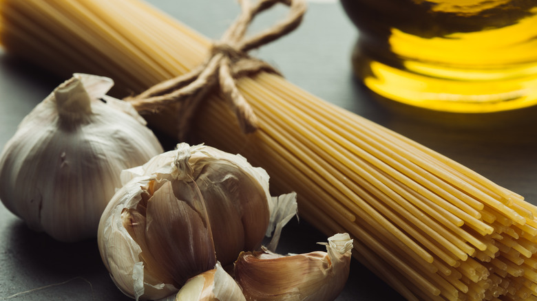 Spaghetti with garlic and olive oil