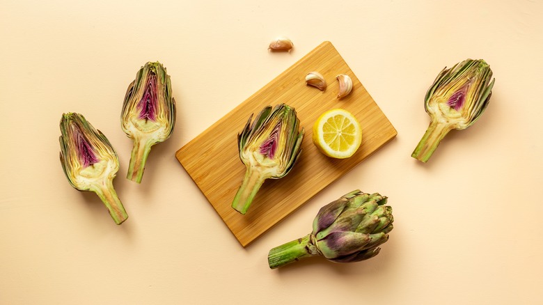 Sliced artichokes with lemon and garlic cloves