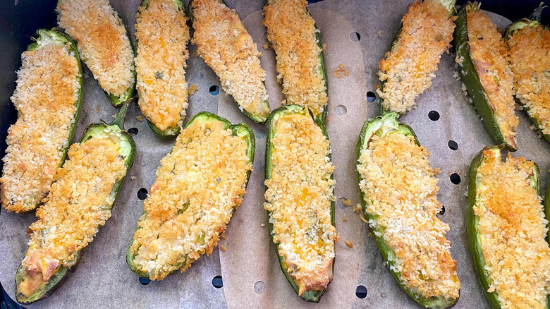 jalapeno poppers in air fryer basket