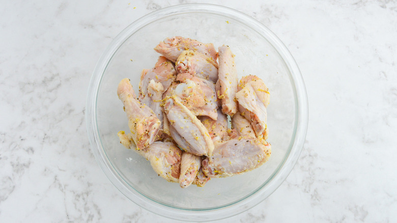 seasoned raw chicken wings