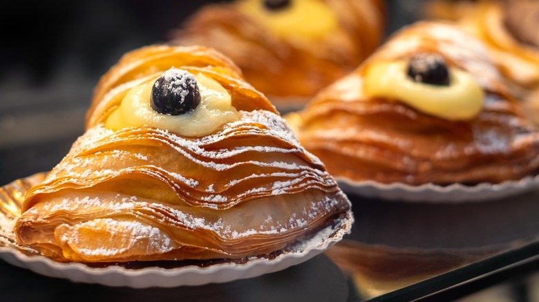 Sflogliatelle pastries with cream and powdered sugar