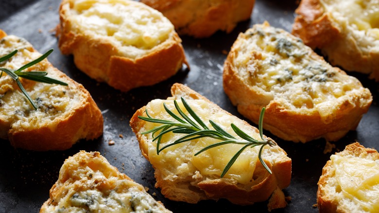 crostini with cheese and herbs