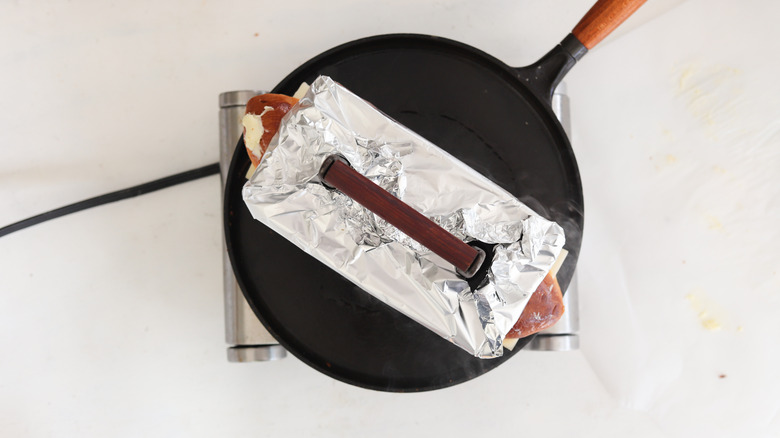 sandwich in cast iron pan with press