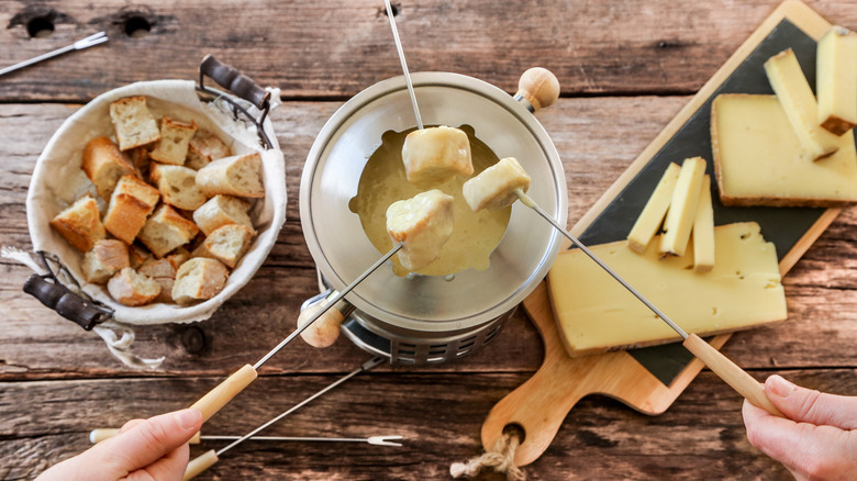 Cheese fondue with bread chunks