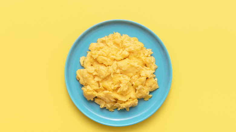 Scrambled eggs on blue plate