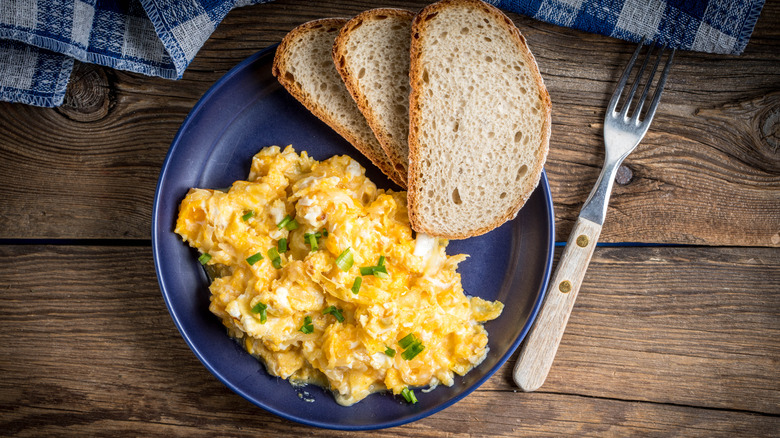 Scrambled eggs on plate