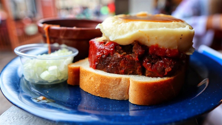 Meatloaf sandwich and gravy