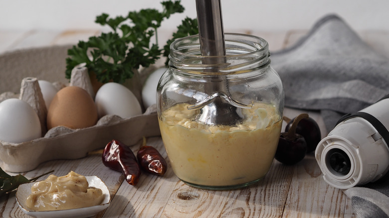 immersion blender preparing aioli