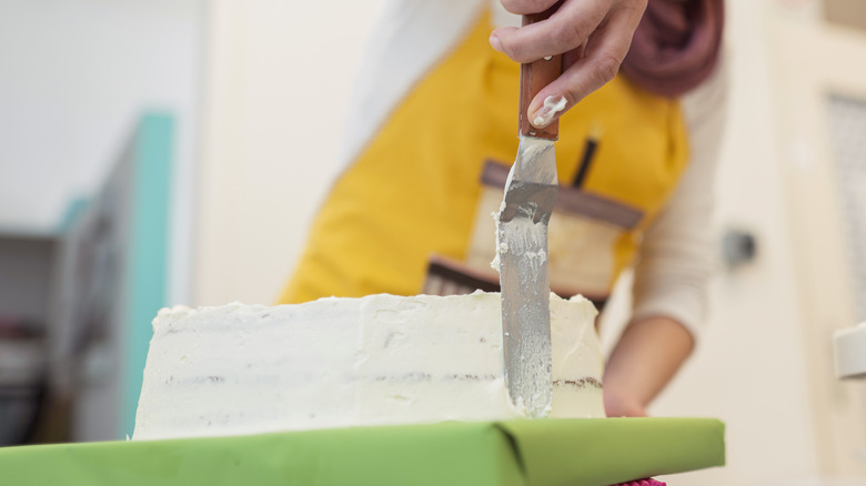 icing cake with offset spatula