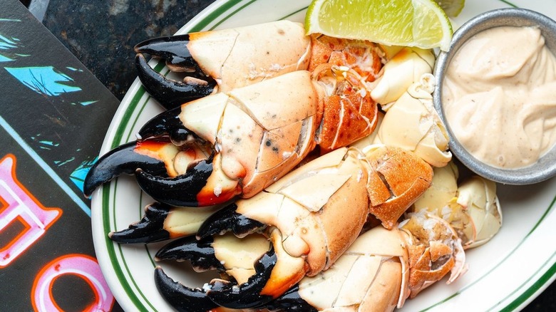 Stone crab claws with lime