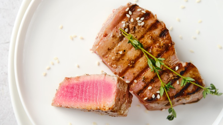 sliced grilled tuna with herbs