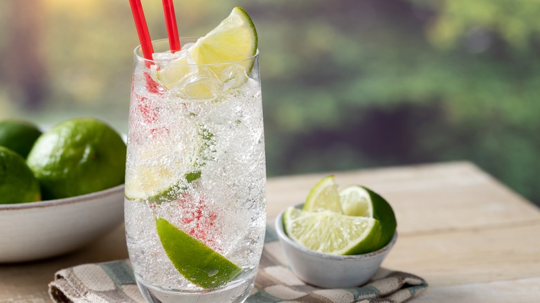 sparkling water with lime