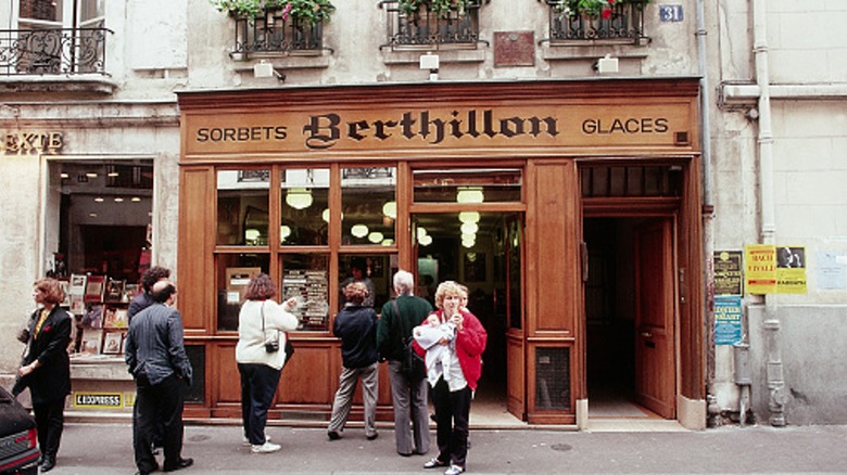 outside view of berthillon paris with people in front