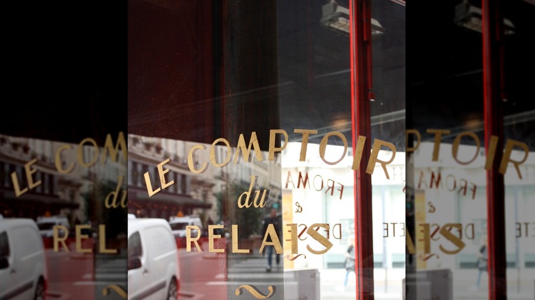 restaurant sign for le comptoir du relais