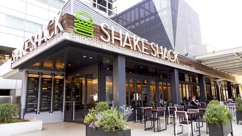 shake shack exterior patio