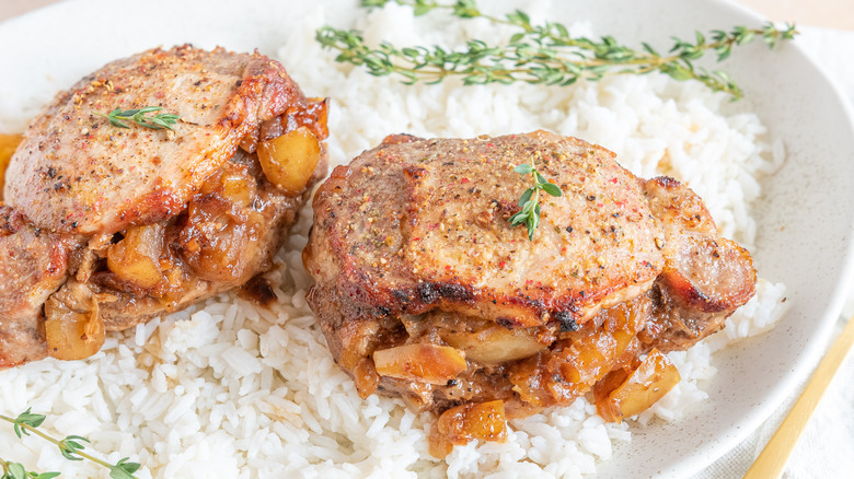 serving apple stuffed pork chops