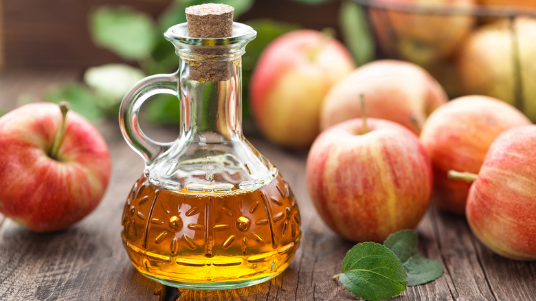 Spple cider vinegar with apples