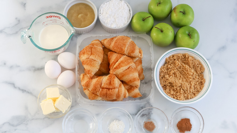 Apple fritter breakfast casserole ingredients