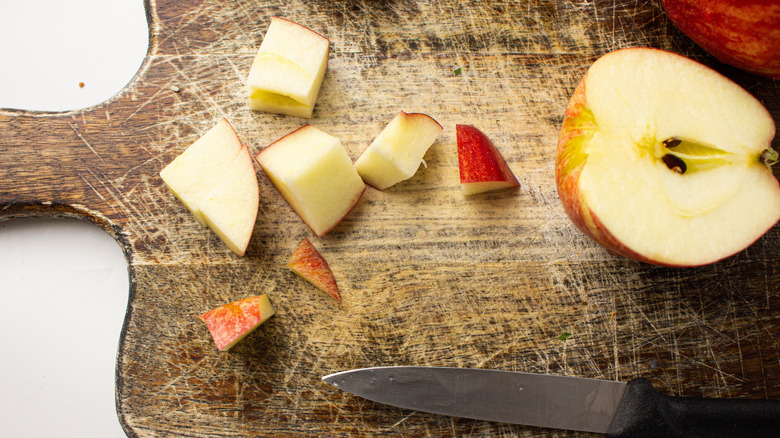 chopping apples