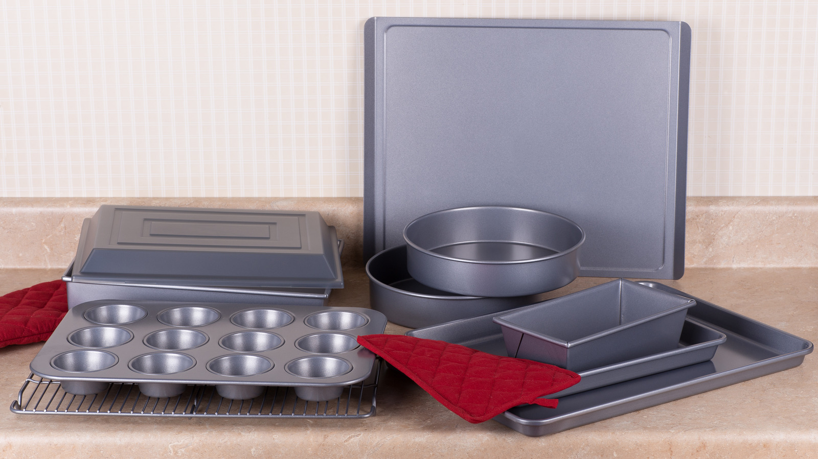 Kinds of Baking Pans to Use When Baking Cookies