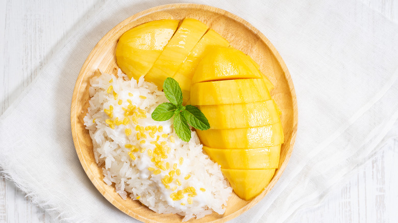 Mango sticky rice in bowl