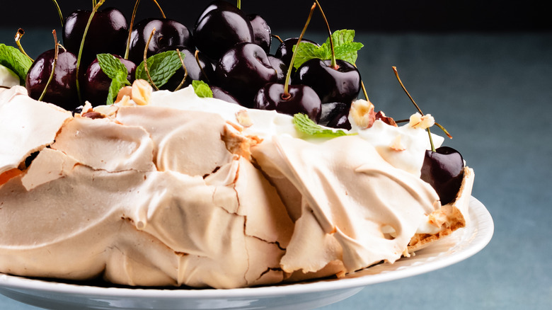 Palvova on cake stand