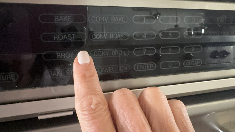 finger pointing to oven broil