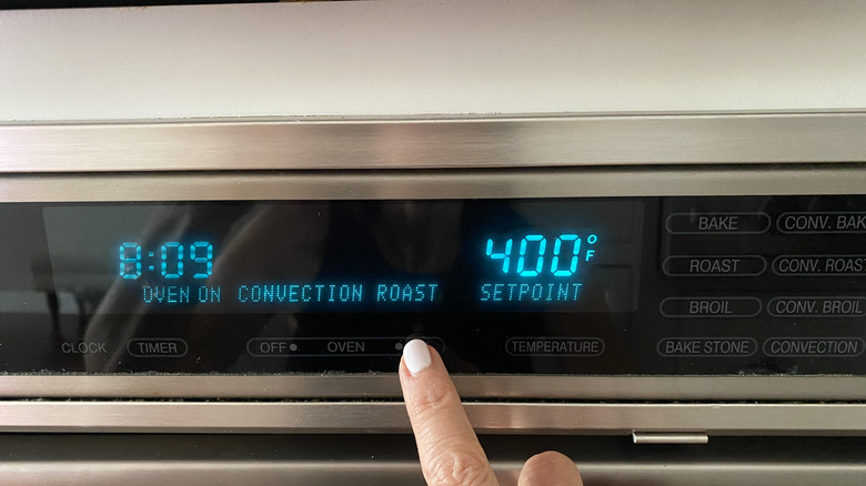 finger setting oven temperature