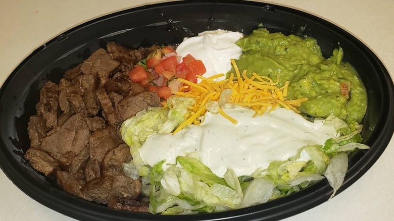 Green salad with steak and guacamole