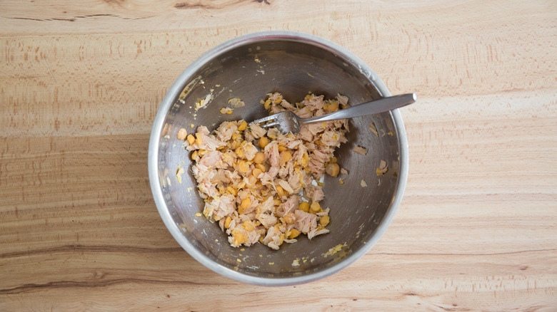 tuna and chickpeas in bowl