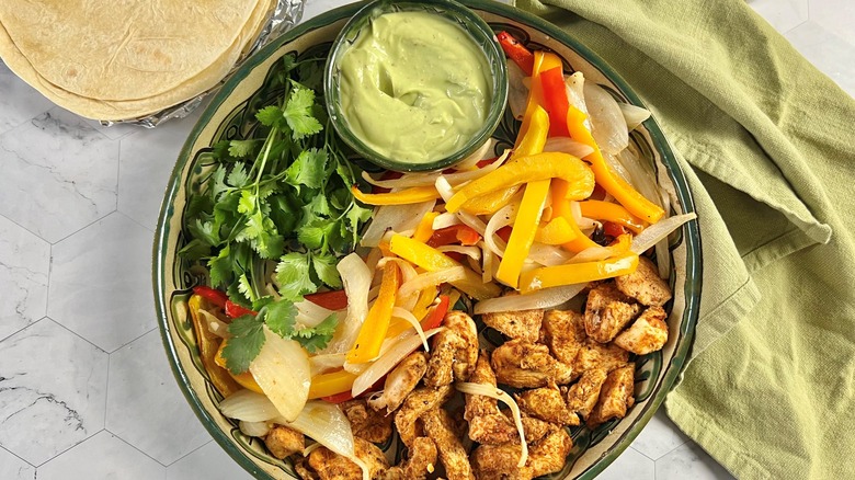 Fajita bowl with avocado crema 