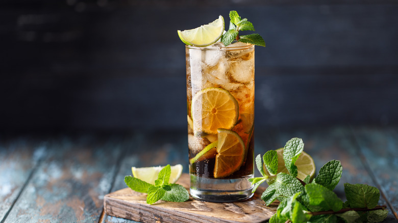 Cuba Libre with lime and mint