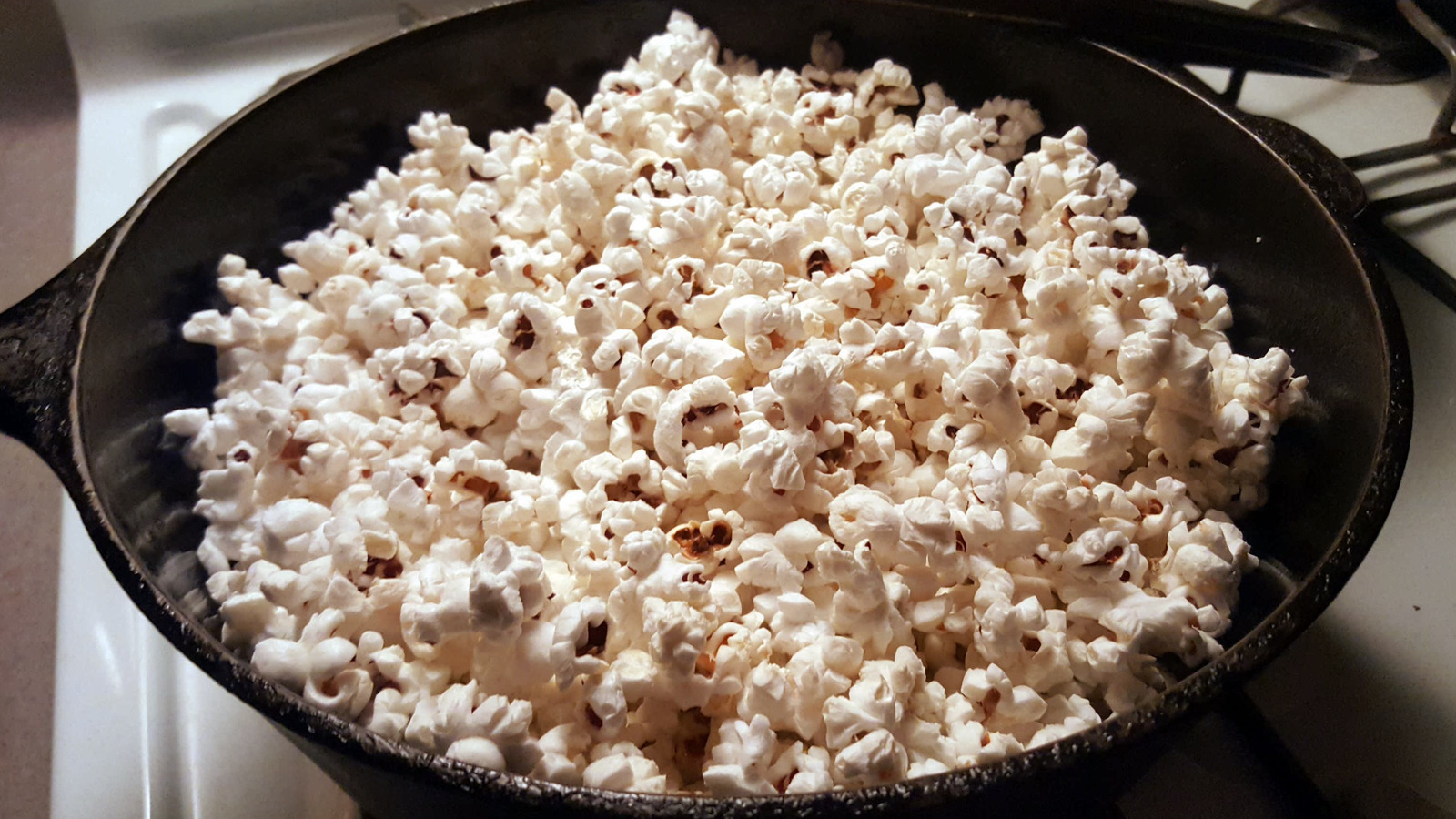 https://www.tastingtable.com/img/gallery/bacon-fat-is-the-secret-ingredient-for-delicious-stovetop-popcorn/l-intro-1690408962.jpg