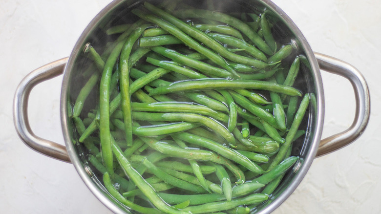 green beans in pot