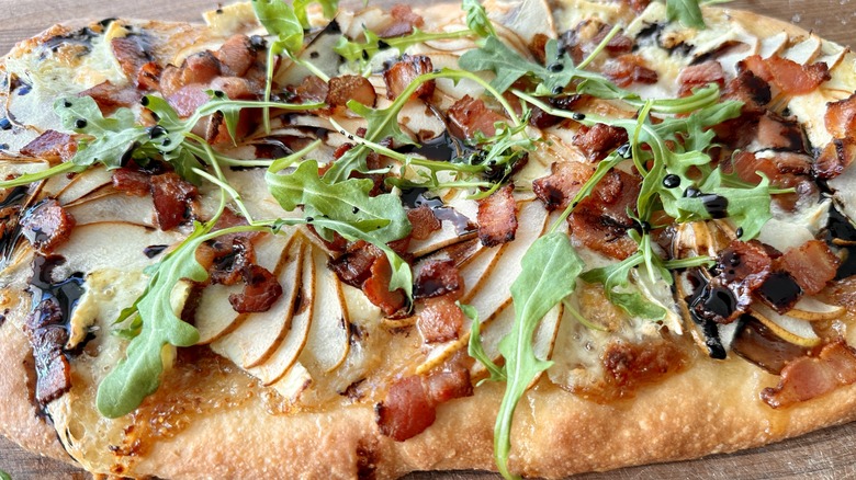 Baked flatbread with garnishes