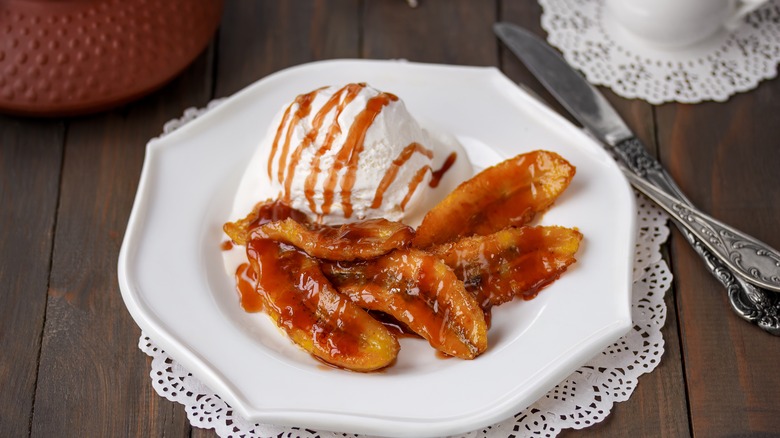 Roasted bananas with ice cream and caramel