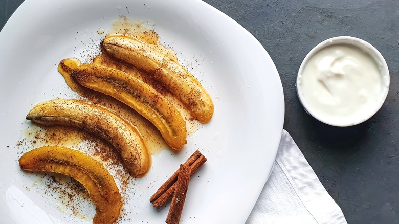 Roasted bananas with honey and cinnamon