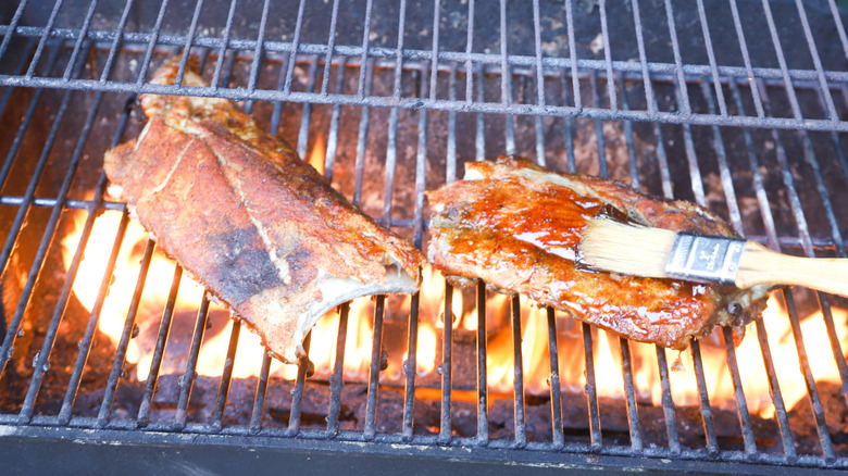 Grilling pork ribs