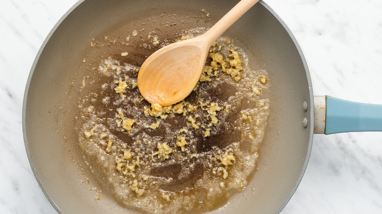 garlic in frying pan 
