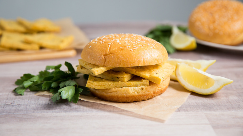 panelle sandwich served on table