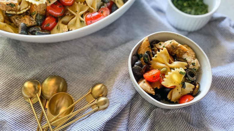 bowl of chicken bowtie pasta