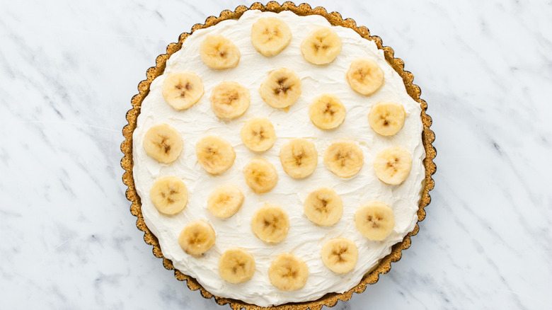 pie with banana slices