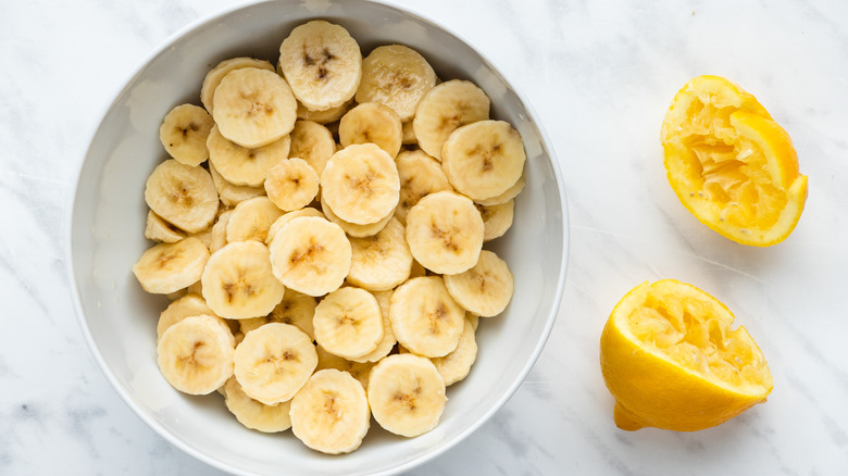 banana slices and squeezed lemon