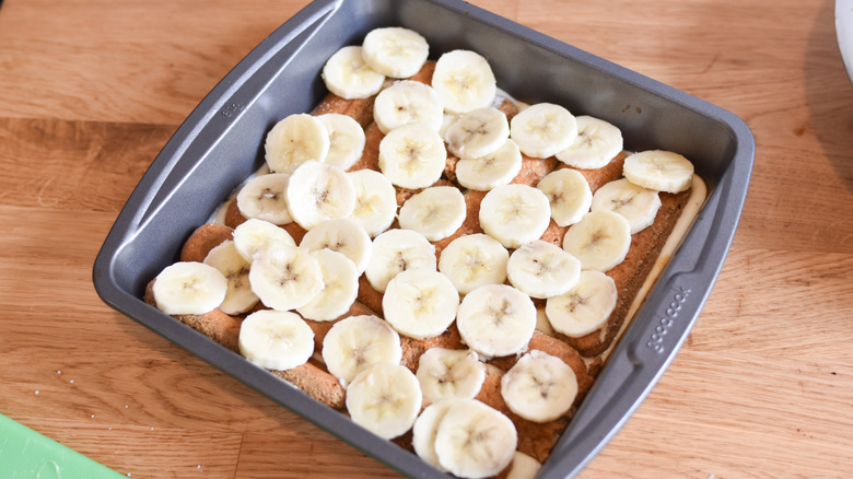 topping pudding with bananas