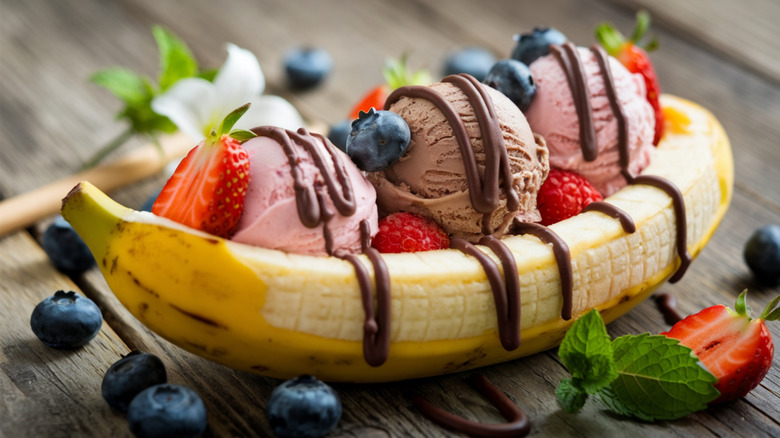 banana split with chocolate sauce