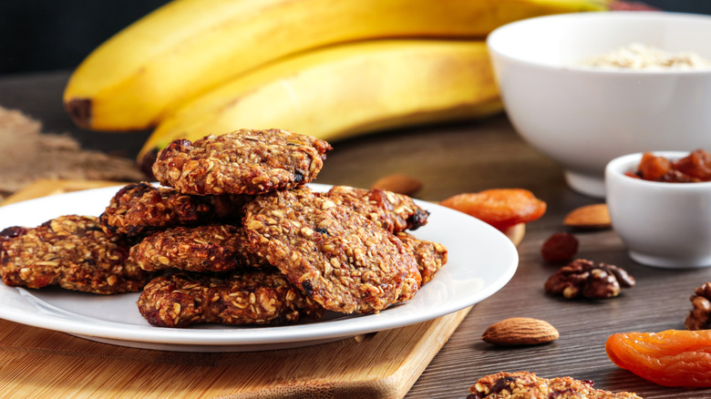 Banana oat cookies with dried fruit