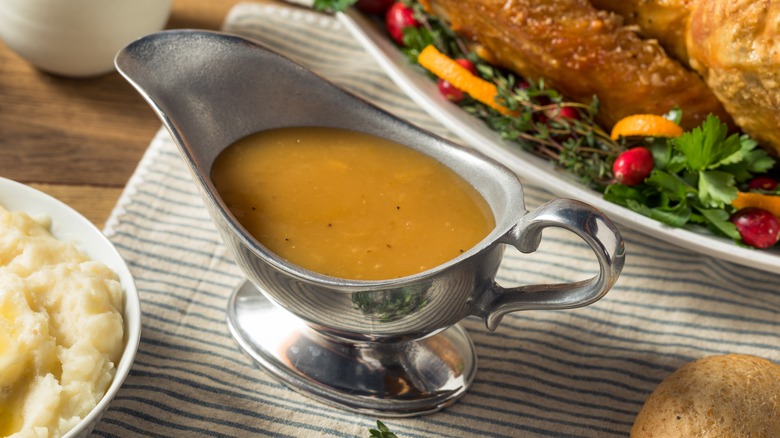 Thanksgiving turkey gravy