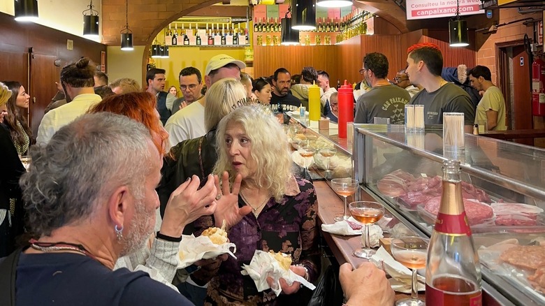 Busy bar at Can Paixano